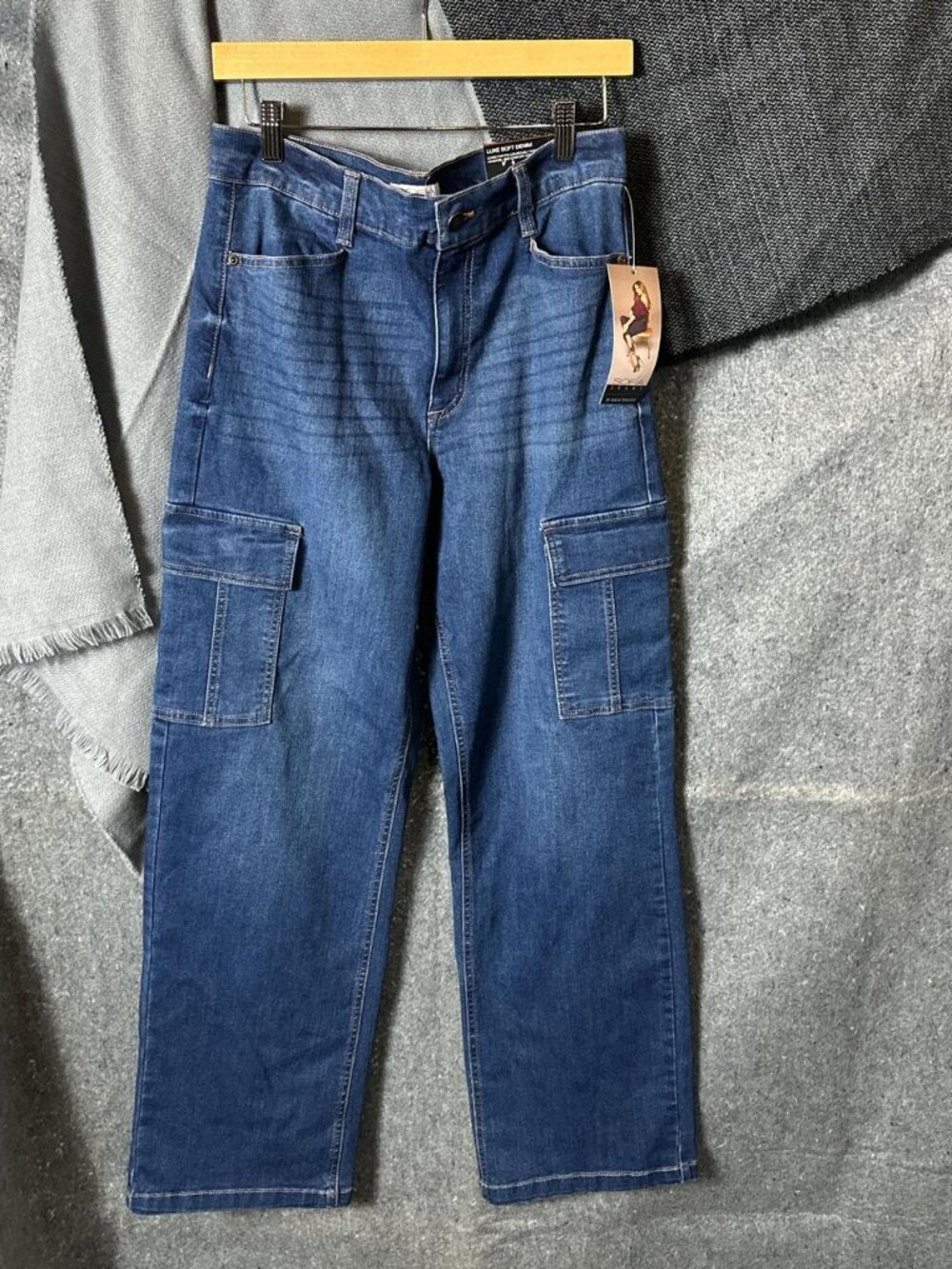 SOFIA VERGARA JEANS SIZE 10 31” inseam Blue denim cargo jeans ITEM 1357 BIN 7